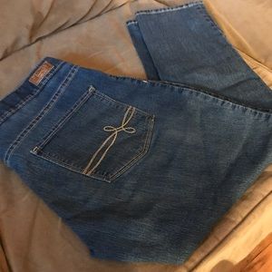 Levi’s pull on capris